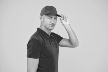 Ekspres kurye. Paket posta paketi. Hedef Teslimat Servisi. Kasiyer dükkanı çalışanları. Kara Cuma. Nakliye aracı. Mükemmel bir atış. Teslimatçı sarı arka plan. Ücretsiz hizmetler
