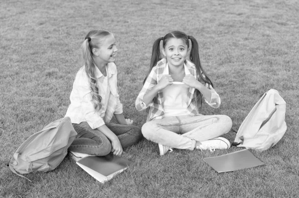 Escola amigos meninas estudar ao ar livre, aulas ao ar livre conceito — Fotografia de Stock