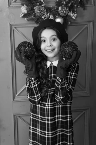新年が始まったばかりです。新年明けましておめでとう。ベレー帽と手袋の明るいパリの女の子。冬の活動。季節の買い物。フランス人の女の子。スタイリッシュな子供の装飾ボール。家やクリスマスツリーを飾る — ストック写真