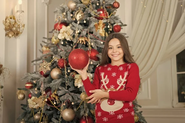 Wesołych Świąt. Szczęśliwe dziecko trzymać piłkę choinki. Mała dziewczynka udekorować choinkę. Wesołych Świąt i szczęśliwego Nowego Roku. Świąteczne pozdrowienia. Sezon wakacyjny. Święta Bożego Narodzenia — Zdjęcie stockowe