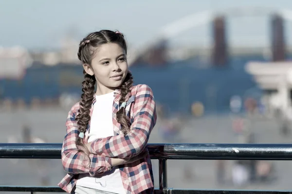 ¿Qué hacer en vacaciones. Caminata soleada. Opciones de ocio. Tiempo libre y ocio. Chica lindo niño con trenzas relajante fondo urbano desenfocado. Organizar actividades para adolescentes. Vacaciones y ocio — Foto de Stock