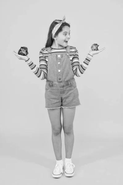 Menina feliz animado deliciosos cupcakes, desfrutar de conceito de sobremesa — Fotografia de Stock