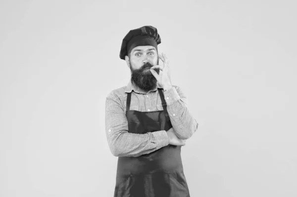 Délicieux repas à temps. satisfait chef barbu. Boucher brutal dans le tablier. meilleure offre de menu. confiant uniforme blanc chef heureux. signe pour délicieux. Chef masculin en uniforme rouge. hipster avec visage heureux — Photo