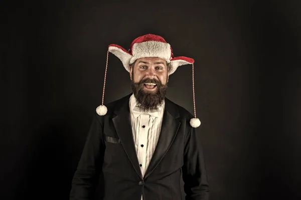 Celebra las vacaciones en la oficina. El hombre feliz usa sombrero de santa. Hombre de negocios sonrisa con aspecto festivo de vacaciones. Celebración festiva. Navidad y año nuevo. Fiesta corporativa. Temporada navideña, filtro vintage —  Fotos de Stock