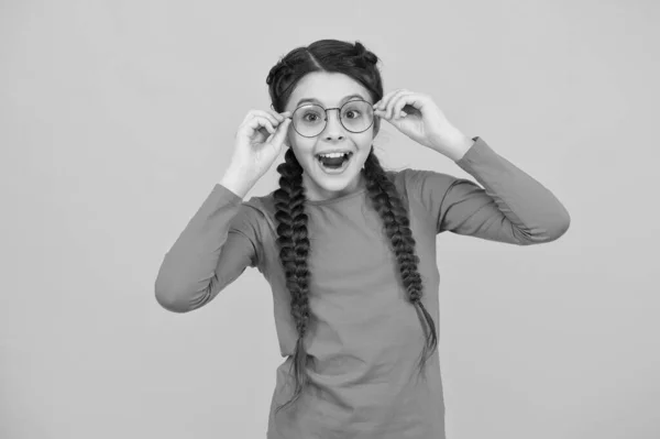 Mucho mejor ahora. adolescente feliz en gafas. comenzó a ver mejor. moda infantil y belleza. niña pequeña mejorar la visión. felicidad infantil. hermoso pelo largo trenzado. trenzas elegantes y coletas — Foto de Stock