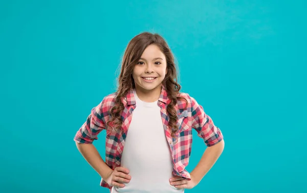 Menina pequena criança com cabelo perfeito. Menina feliz. Beleza e moda. moda de criança pequena. Felicidade infantil. Dia internacional das crianças. seu olhar é ótimo. Jovens e bonitos — Fotografia de Stock