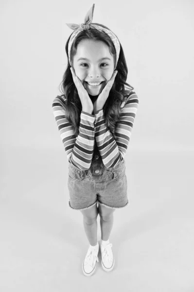 Eğlenceli yaşam tarzı küçük kız uzun saç kotu tulumu, yaz konsepti — Stok fotoğraf