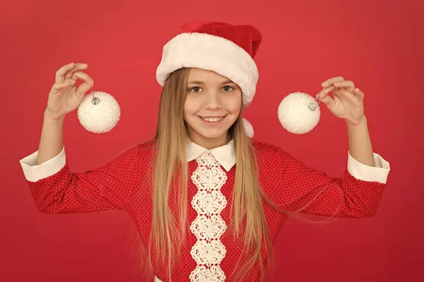 Fügen Sie einige Dekorationen hinzu. Ideen zur Weihnachtsdekoration. Weihnachtsmann-Kostüme halten Weihnachtskugeln in der Hand. Universelle Dekorationen. Weihnachtsdekor. Winterurlaub. Verspielte Stimmung. Schneeballkonzept. Glückliches Kind — Stockfoto