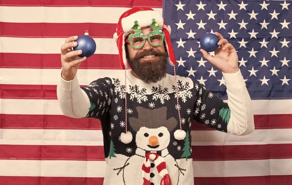 Essere americani puo 'essere divertente. L'uomo barbuto si diverte a Capodanno. Babbo Natale patriottico sullo striscione stellato. Arredamento festivo. Divertimento della vigilia di Natale. Buone feste. Auguri per le vacanze. Auguri per le stagioni. Inizia il divertimento — Foto Stock