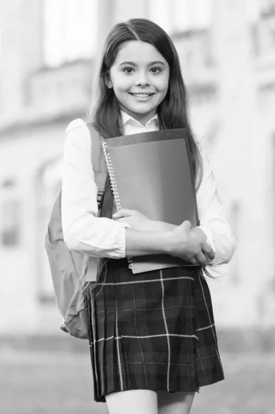 Podręczniki literatury akademickiej. Szczęśliwy dzieciak trzyma książki literackie. Studiuje literaturę w szkole. Lekcja literatury. Angielski i obcy język. Biblioteka szkolna. Studia i edukacja — Zdjęcie stockowe