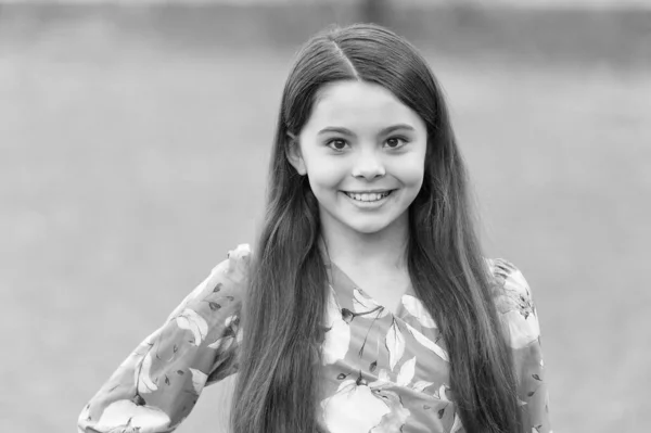 Tu brilhas. Criança feliz sorrir ao ar livre. Beleza olhar de menina. Criança pequena com cabelo comprido em estilo casual. Cuidados infantis e infância. Moda de verão. Tendências elegantes. Dia das crianças — Fotografia de Stock