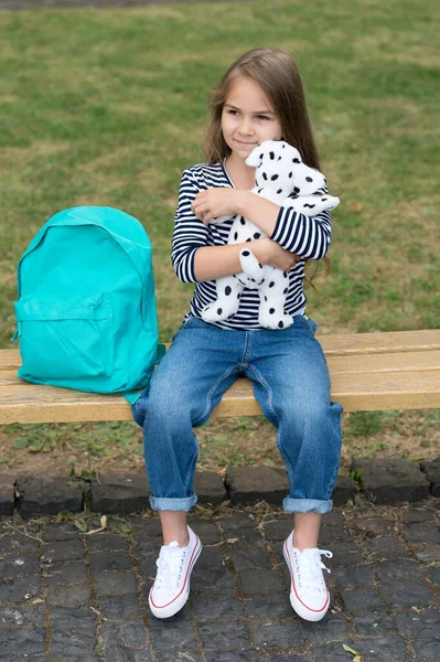 Största glädjen är att spela. Glad unge leker med leksakshund utomhus. Barndomsverksamhet. Dagis och lekskola. Leksaksaffären. Spel och lek. Barnens fantasiplats — Stockfoto