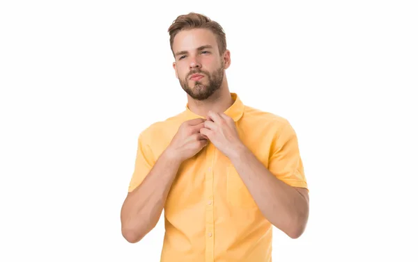 Schoonheidsmodel. Perfect uiterlijk. Een mannenwinkel. Macho draagt linnen geel shirt. Mannelijke mode zomer trends. Ongeschoren man huidverzorging. Barbershop concept. Sexy man casual stijl. Manculiniteitsconcept — Stockfoto