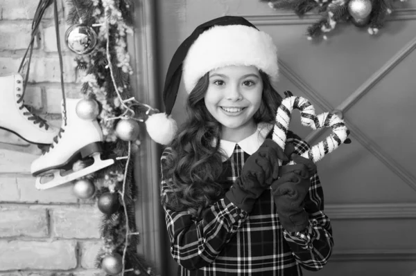 No cares. small smiling girl. stylish kid decorative xmas toy. decorate home with christmas mood. happy new 2020 year. cheerful girl in santa hat and gloves. winter holiday season. shopping — ストック写真