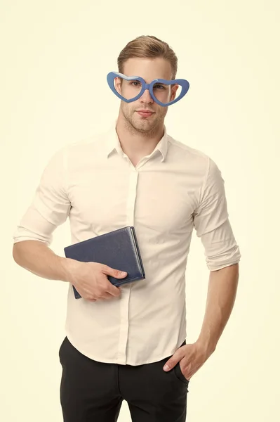 步行百科全书。有趣的人拿着一本白色的百科全书.戴著精美的眼镜读百科全书.百科全书的事实和信息。教育和知识。参考书。图书馆 — 图库照片