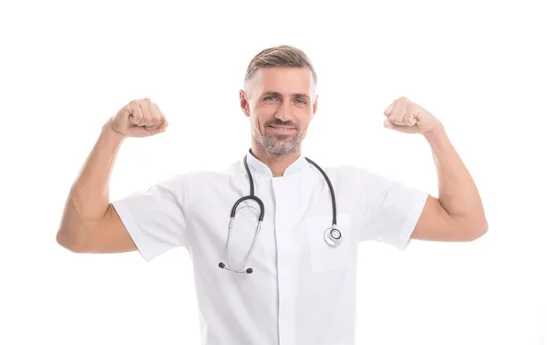 Terapeuta uomo maturo di successo con fonendoscopio in uniforme isolato su bianco felice di buoni risultati medici, assistenza sanitaria — Foto Stock