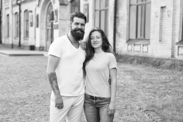 Ensemble. Oui. Bon couple été en plein air. Couple amoureux. Couple sexy en tenue décontractée. Couple de femme sensuelle et homme barbu. Petit ami et petite amie. Relation et relations. Amour et romance — Photo