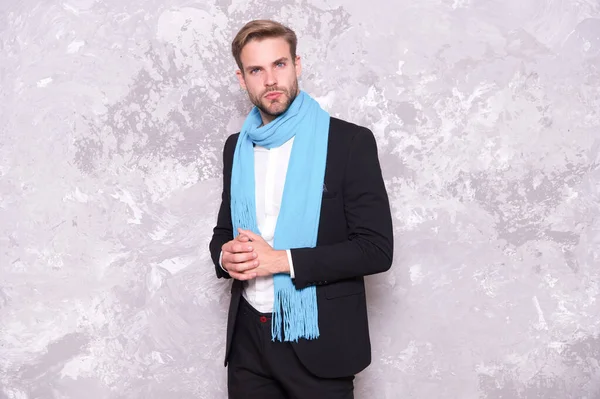 Estilo días ocupados con bufanda elegante. El hombre de negocios usa una bufanda azul larga. Hombre guapo en ropa formal con bufanda. Accesorio de moda para negocios. Bufanda con estilo con diseño elegante — Foto de Stock