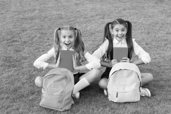 Grupo de estudio al aire libre niñas compañeros de clase con mochilas, concepto de estudiantes felices — Foto de Stock