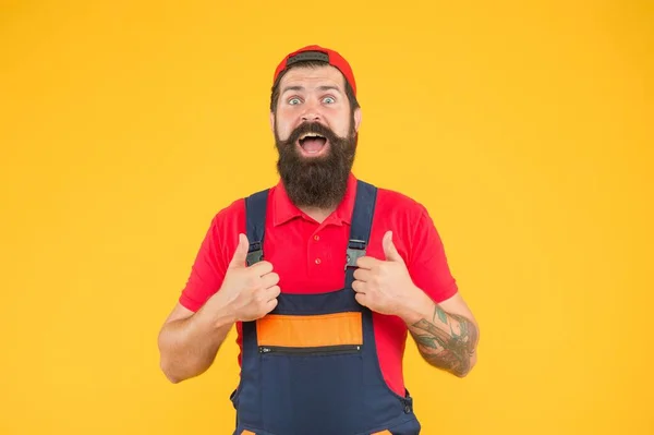 Счастливый бородатый человек электрик ремонт и ремонт, плотник — стоковое фото