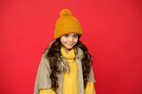 Kid with happy face wearing warm winter clothing and get ready for holidays, cold weather — Stock Photo, Image