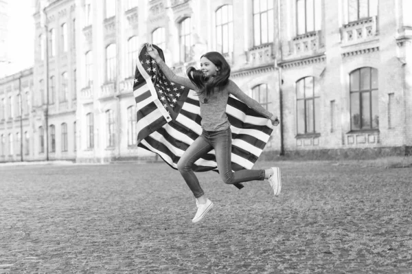 Escolha a independência. A criança feliz celebra o dia da independência. Menina energética pular com bandeira americana. Dia da independência. 4 de Julho. Declaração de independência. Feriado federal. Celebração nacional — Fotografia de Stock