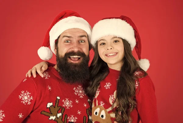 Joyeux Noël. Homme et enfant barbus. La famille fête les vacances. Tradition familiale. Des gens joyeux et joyeux. Pull d'hiver père et fille fêtent le nouvel an. Joyeux câlin de famille. Équipe couronnée de succès — Photo