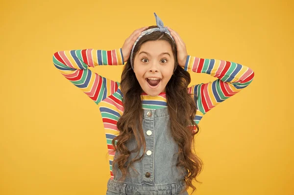 Esto es increible. vacaciones de verano y vacaciones. moda primavera colorido. estilo vintage pañuelo para la cabeza. Feliz día de los niños. Niña pequeña se siente sorprendida. alegre y despreocupado. niño de moda amarillo telón de fondo —  Fotos de Stock