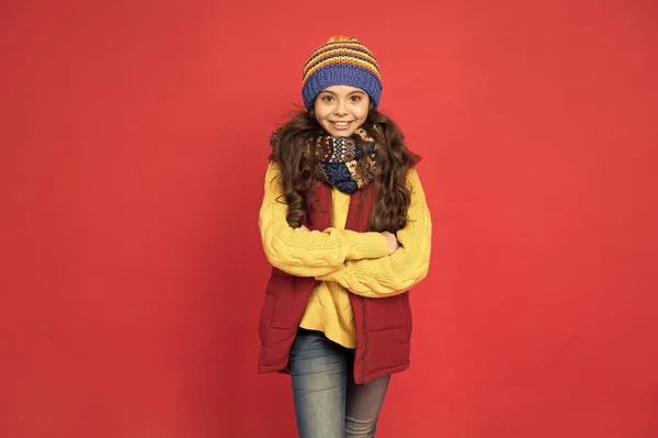 キュートでスタイリッシュな。スタイリッシュな女の子の赤の背景。スタイリッシュな表情の小さな子供。冬のスタイル。ファッションとスタイル。子供のためのかわいいとシックな秋の冬の服。カジュアルでスタイリッシュな — ストック写真