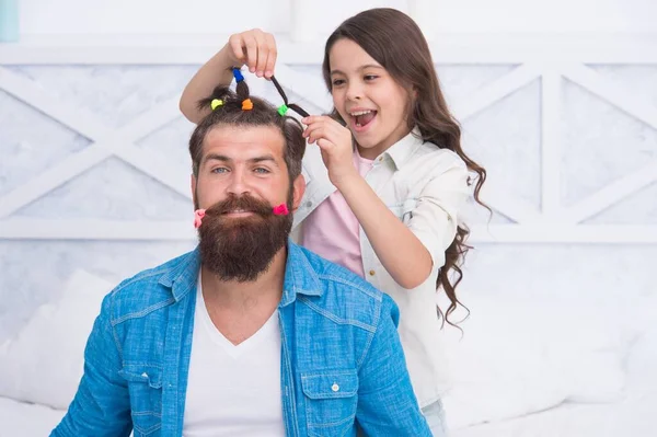 Yaratıcılık, kuaförün tasarımlarında görülür. Mutlu çocuk babasının saçını yapıyor. Kuaför salonu. Berber dükkanı. Berber dükkanı. Tımar ve saç bakımı. Görünüşünü güncellemek için modaya uygun saç modeli. — Stok fotoğraf