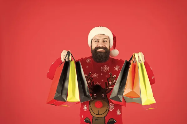 Εκτός από τις αγορές. Ψώνια με χαρά. Ο μουσάτος χίπστερ φοράει χειμωνιάτικες τσάντες για ψώνια. Αγοράστε δώρα για το νέο έτος. Ψώνια για δώρα. Ωραία αγορά. Μέλη κλαμπ με έκπτωση. Πρόσθετες υπηρεσίες — Φωτογραφία Αρχείου