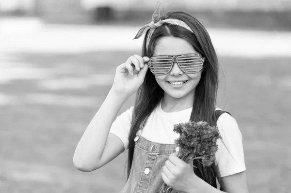 Deseando feliz aniversario. Niño feliz sosteniendo flores al aire libre. Mirada de moda de niña. Ramo de aciano para celebrar el aniversario. Celebración del aniversario. Cumpleaños aniversario. Vacaciones de verano — Foto de Stock