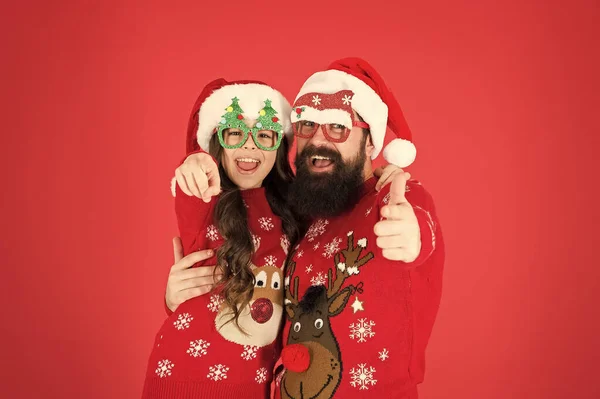 A hagyományaink. Örülök, hogy együtt lehetünk. téli vakáció a családdal. Boldog apa és lánya szeretik a karácsonyt. Kislány és apa Mikulás kalap. Apa és gyerek piros háttér. Karácsony van itt. Újévi buli — Stock Fotó