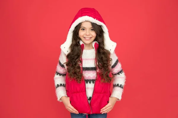 Criança alegre tem belo penteado em roupas quentes de inverno em feriados de ano novo, roupas térmicas — Fotografia de Stock