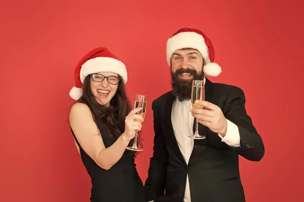 Készen álltok? Az üzleti pár pezsgőt iszik. Karácsonyi irodai buli. Imádják az új évet. Üdvözletem. hivatalos pár látogató esemény szertartás. szmokingos férfi női télapósapkával. Boldog karácsonyt! — Stock Fotó