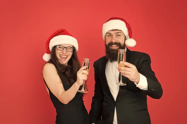 Ben je er klaar voor? zakenkoppel drinken champagne. Kerstmis kantoorfeest. Ze houden van nieuwjaar. Groeten concept. formeel koppel bezoek evenement ceremonie. Tuxedo man met vrouw met kerstmuts. Vrolijk kerstfeest — Stockfoto