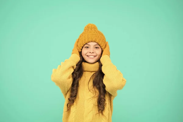 Comfortable and warm. little girl favorite sweater. hat and mittens accessory. happy child turquoise wall. get ready for winter. winter holiday. homemade knit. cold season fashion. keep yourself warm — Stock Photo, Image