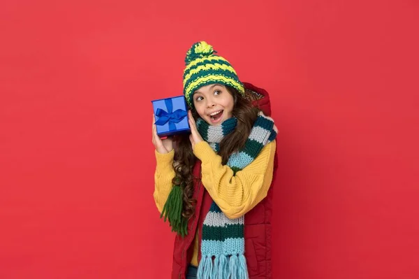 Şallı ve şapkalı mutlu genç kız kış mevsiminde kalın kıyafetler giyer Noel için hediye kutusunu tutar, alışveriş yapar. — Stok fotoğraf