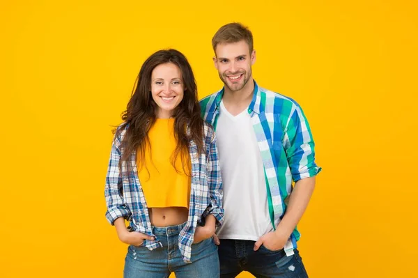 Rencontres couple de femme sensuelle et bel homme heureux souriant ensemble dans un style de mode décontracté fond jaune, date — Photo