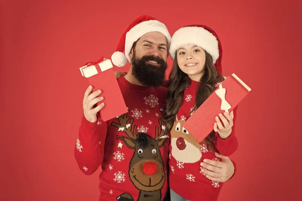 Tradição de inverno. Um presente de Natal. O pai abraça a filhinha. A criança com o pai celebra o Natal. Adoráveis compras em família. Compre presentes de Natal. Serviço de entrega. Loja loja shopping conceito. Tempo divertido — Fotografia de Stock