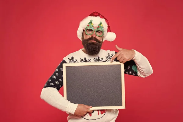 Glückliche Stunden. Sonderangebotskonzept. Winterankündigung. Bärtiger emotionaler Hipstermann, leere Tafel-Kopierraum. Saisonale Werbung. Tafelinformationen. Saisonangebot. Weihnachtsangebot — Stockfoto