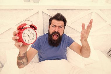 Yorgun ve stresli hissediyorum. Stresli adam çalar saate bağırıyor. Çalar saatin gürültüsünden nefret ederim. Çalar saat çalarken üzgün uyanan bir adam. Uykusuzluk beni deli ediyor. Sabah uyanır. zaman ve yaşlanma