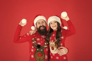 Hepinize mutlu noeller. Selamlar. Samimi duygular. Noel geleneği. Baba küçük kızı kucaklıyor. Babasıyla küçük bir çocuk Noel 'i kutluyor. Aile değerleri. Yılın büyülü zamanı. Kış tatili