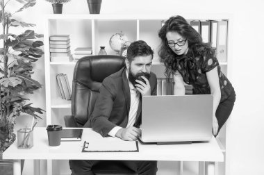 İş çifti çalışıyor. Ofisteki çift. Tecrübe alışverişi. Erkek ve zarif kadın patron müdür. Şirket stratejisi. Hukuk danışmanı. Ofis toplantısı. Finans departmanı. Ofis sekreteri