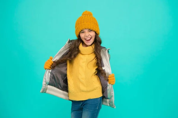 Leende tonåring flicka i vadderad eller puffer jacka redo att tillbringa vintern semester och semester i komfort och värme, sorglös och rolig — Stockfoto