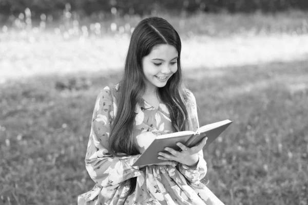 Büyük düşün, oku. Mutlu çocuk yaz parkında kitap okuyor. Dışarıdaki küçük okuyucu. Yaz okuma listesi. Fantezi ve kurgu. Edebiyat ve şiir. Bilgi ve eğlence için okuyun. Okumam gerek. — Stok fotoğraf