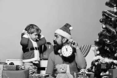 Sakallı ve heyecanlı yüzlü çocuk ve adam Noel 'i kutluyor.