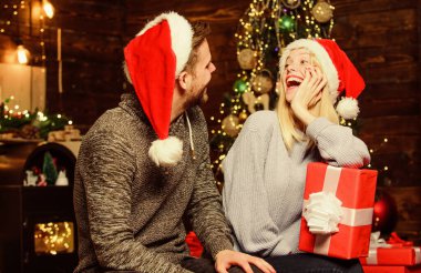 Her şeyi birlikte yapıyoruz. Sevgili çift portresi. Mutlu noeller. Mutlu aile yeni yılı kutluyor. Kış alışverişi. Kadın ve erkek partideler. Noel hediyesini ve hediyeyi bekle. Birbirine aşık çiftler