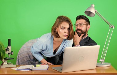 Yasak ilişkiler kavramı. Özel ders. Öğretmenle flört etmek. Öğrenci şehvetli seksi kız ve deneyimli öğretmen. Ona bilgisayarı nasıl kullanacağını göster. Seksi öğrenci. Olgun öğretmen ve çekici kadın.