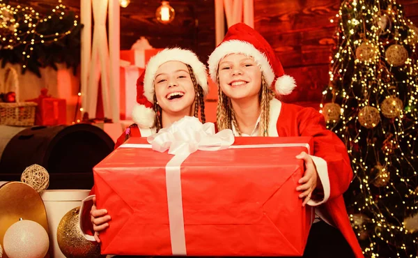 Lo que hay dentro. caja de regalo de niños santa. venta de compras de invierno tienda infantil. alegres amigos. feliz niñas pequeñas tiene el estado de ánimo de Navidad. fiesta de año nuevo celebración. hermanas pasar vacaciones en familia juntos —  Fotos de Stock